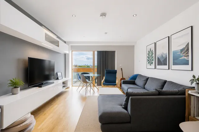 Derry Court, Streatham High Road, London, SW16 6AU