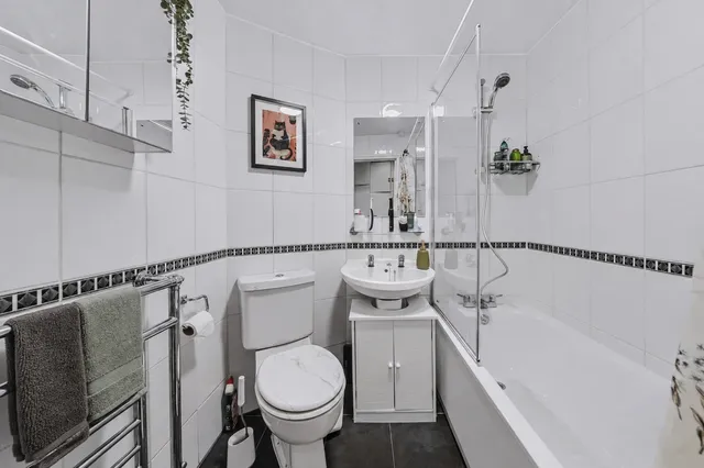 Earlsfield Road, London, SW18 3DX