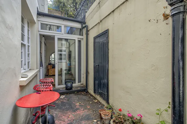 Gloucester Street, London, SW1V 4EG