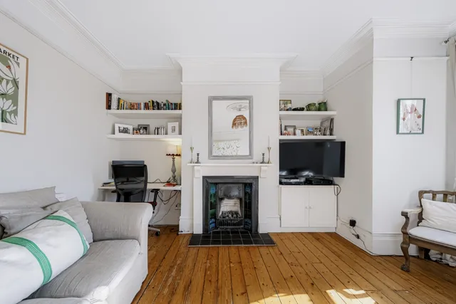 Cecil Mansions, Marius Road, London, SW17 7QN