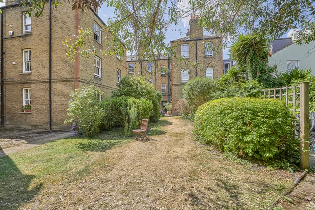 Cecil Mansions, Marius Road, London, SW17 7QN