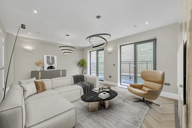Bamborough Gardens, London, W6 7PJ