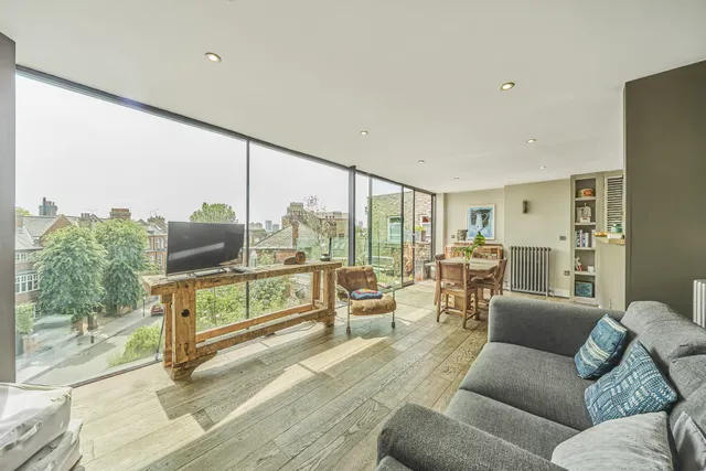 Prince of Wales Drive, London, SW11 4SF
