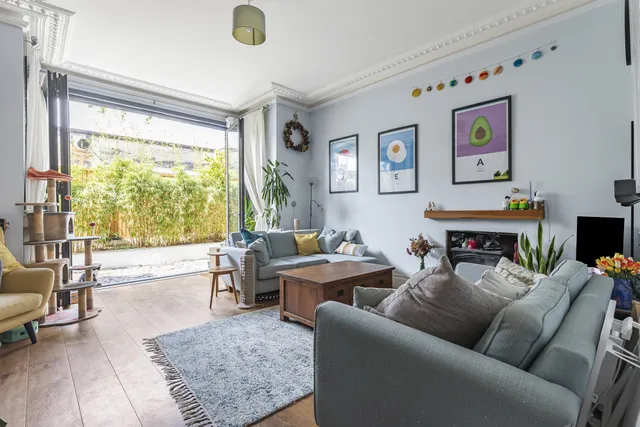Flat A, Hopton Road, London, SW16 2EG