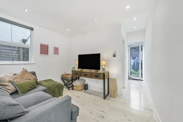 Brightwell Crescent, London, SW17 9AE