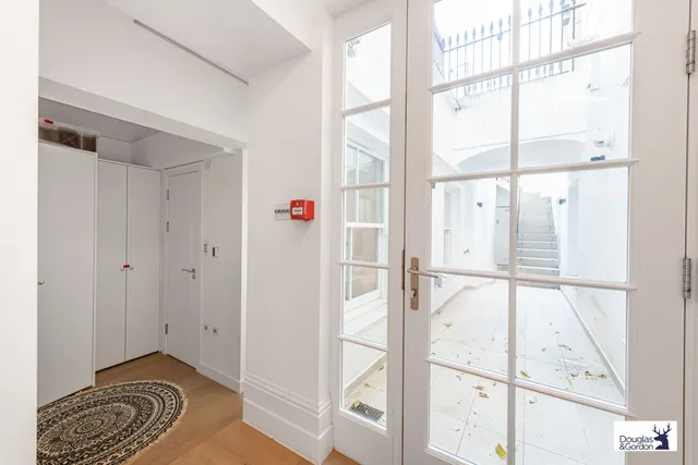 Winchester Street, London, SW1V 4NE
