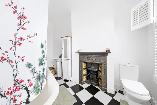 Telford Avenue, London, SW2 4XW