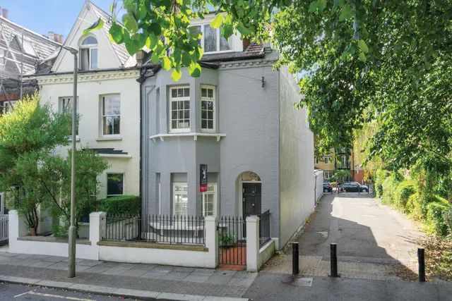 Home Road, London, SW11 3EZ