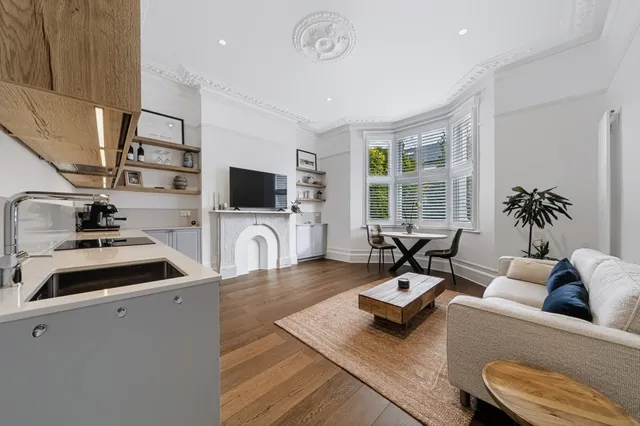Balham Park Road, London, SW12 8EA