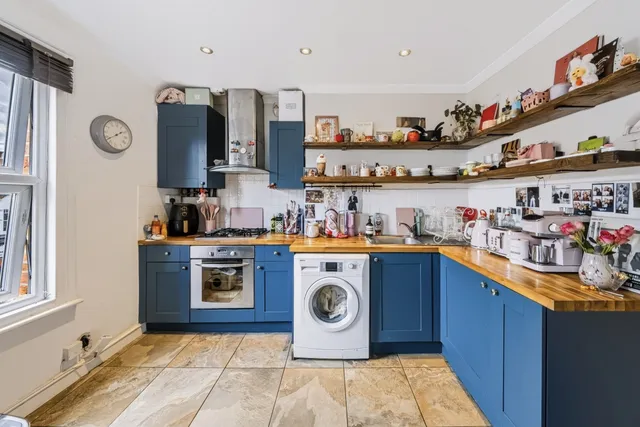 Lavender Hill, London, SW11 5RA