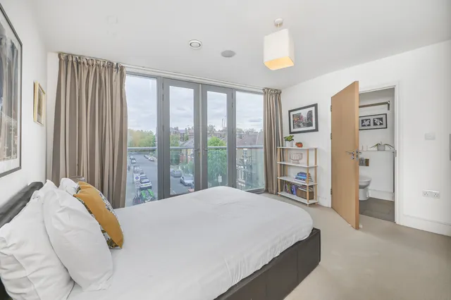 Battersea Park Road, London, SW11 4LT
