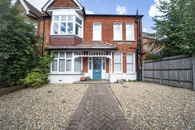 Telford Avenue, London, SW2 4XW