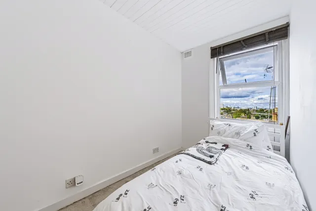 Lavender Hill, London, SW11 5RA