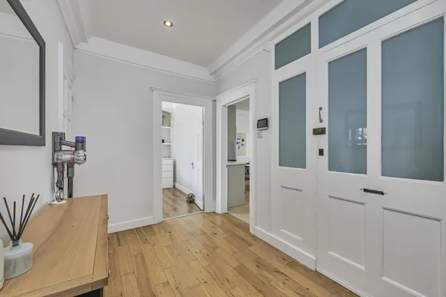 Clapham Road, London, SW9 9BT