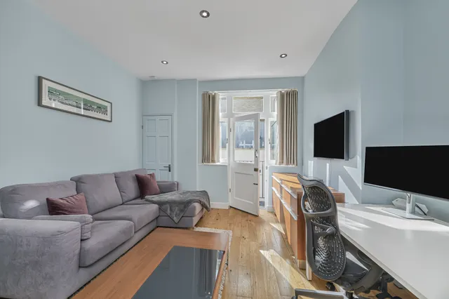 Clapham Road, London, SW9 9BT