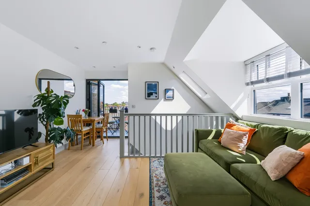 Balham Hill, London, SW12 9DX