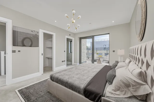 Bamborough Gardens, London, W6 7PJ