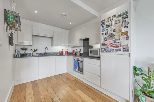 Battersea Park Road, London, SW11 4LT