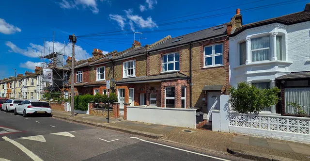 Flat A, 76 Fircroft Road, London SW17 7PW