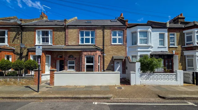 Flat A, 76 Fircroft Road, London SW17 7PW