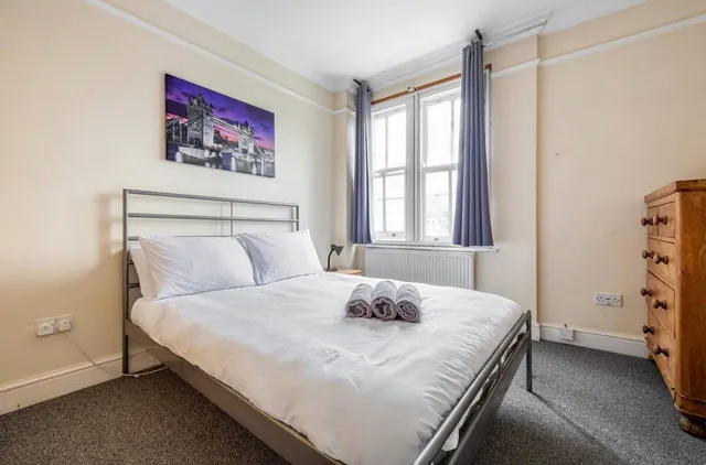 Flat B, 76 Fircroft Road, London SW17 7PW