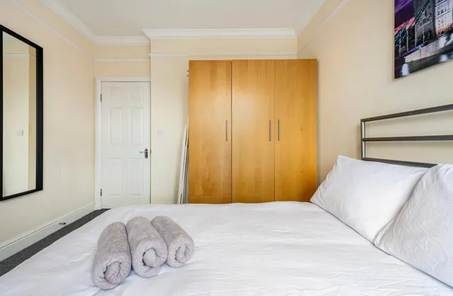 Flat B, 76 Fircroft Road, London SW17 7PW