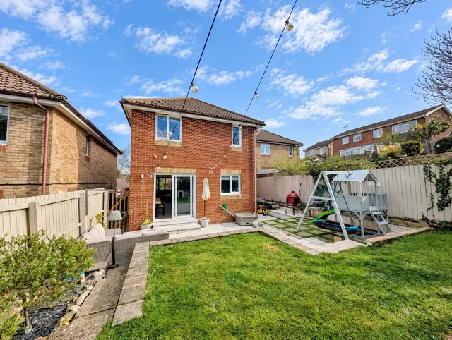 3 Oakhills, Shanklin PO37 7QJ