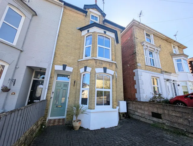 8 Bellevue Road, Cowes PO31 7HL