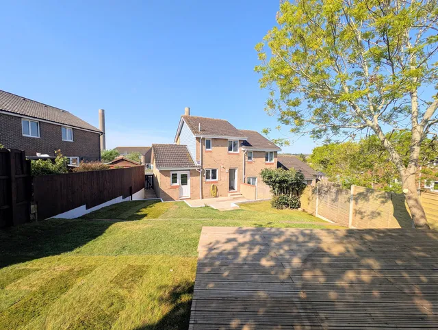 64 Kingslea Park, East Cowes PO32 6JW