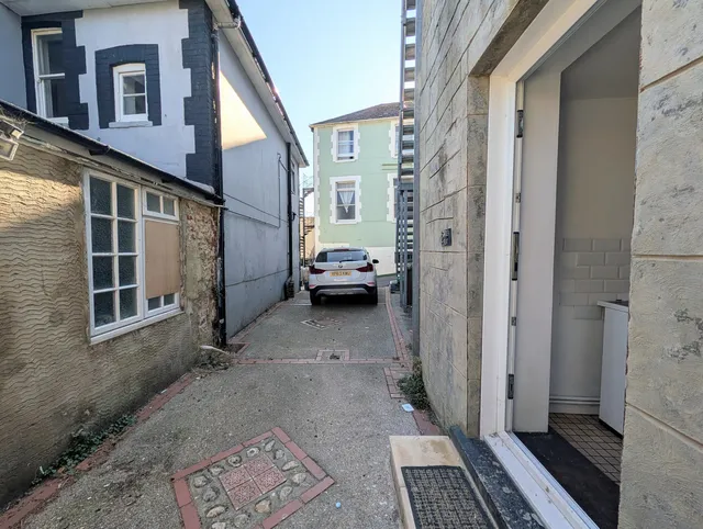 The Garden Flat & Shop 68 High Street, Ventnor PO38 1HE
