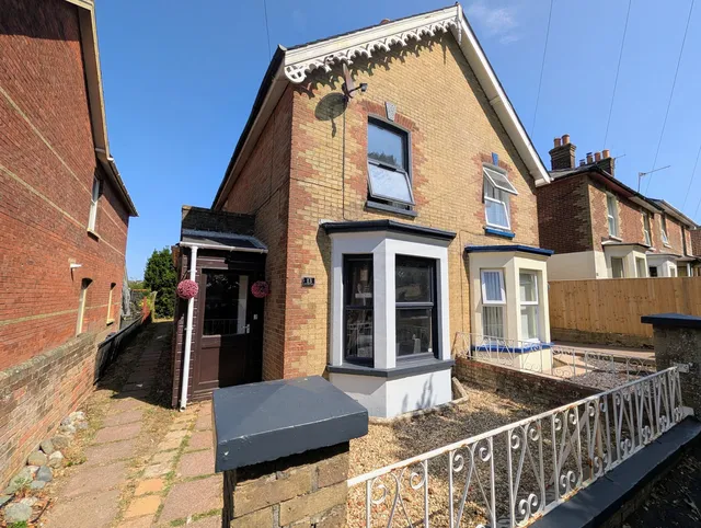 13 Victoria Grove, East Cowes PO32 6DJ