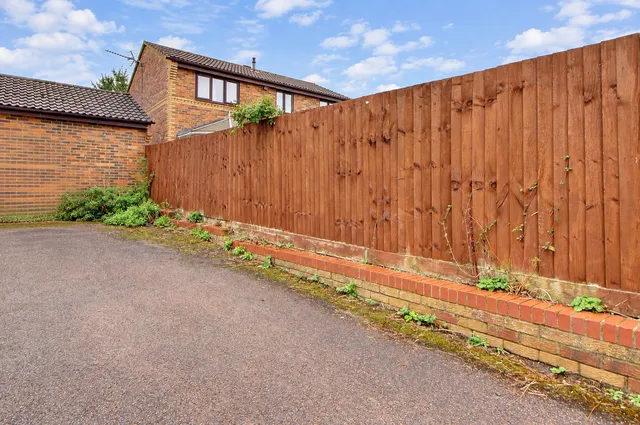 13 Beckinsale Grove, Crownhill MK8 0DU