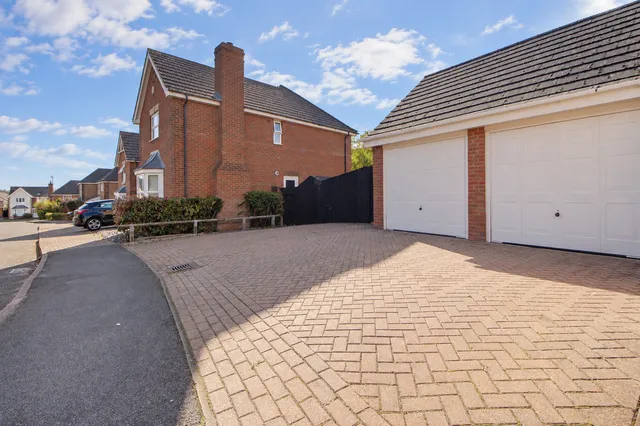 4 Blyth Court, Tattenhoe MK4 3EE