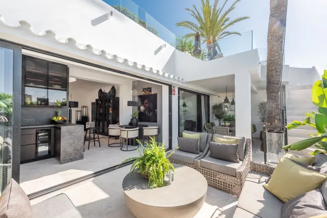 El Oasis Club, Marbella Golden Mile, Malaga, Spain