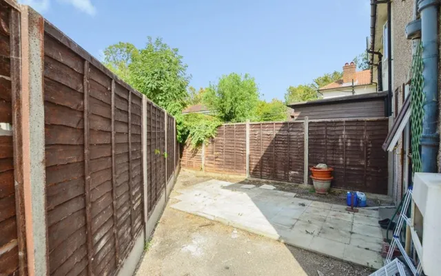 121 Dryfield Road, Edgware HA8 9JW