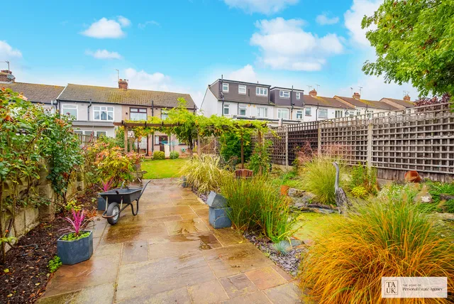 40 Macdonald Avenue, Hornchurch RM11 2NE