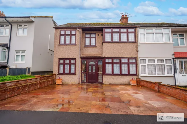 40 Macdonald Avenue, Hornchurch RM11 2NE