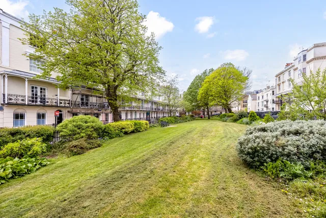 24 Russell Square, Brighton BN1 2EE