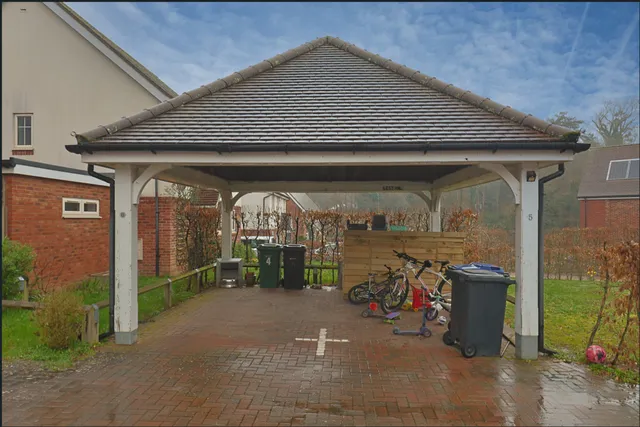 4 Meadow Close, Dorking RH4 3GG