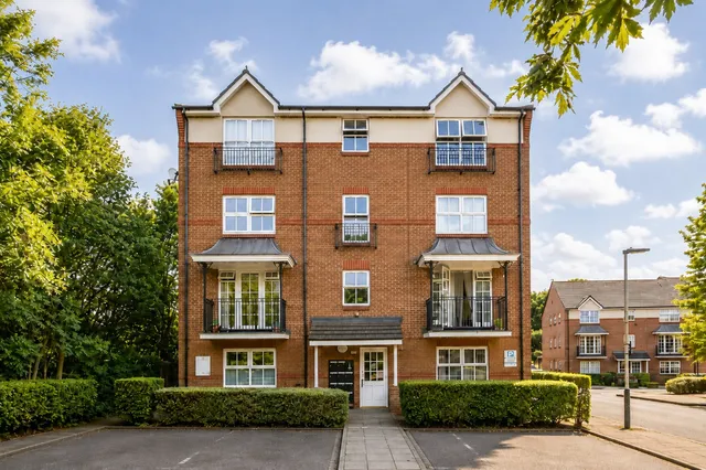 106 Shaftesbury Gardens, London NW10 6LP