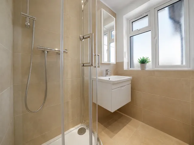 27 Kings Avenue, Greenford UB6 9DB
