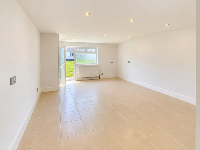 44 The Highlands, Edgware HA8 5HL