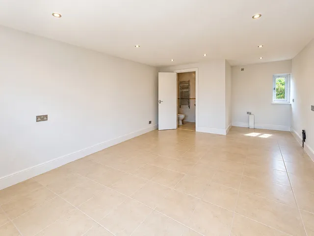 44 The Highlands, Edgware HA8 5HL