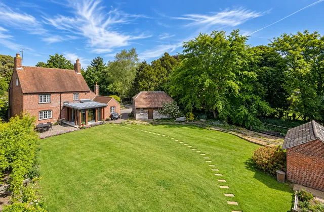 1 Lower Road, Old Bedhampton PO9 3LH
