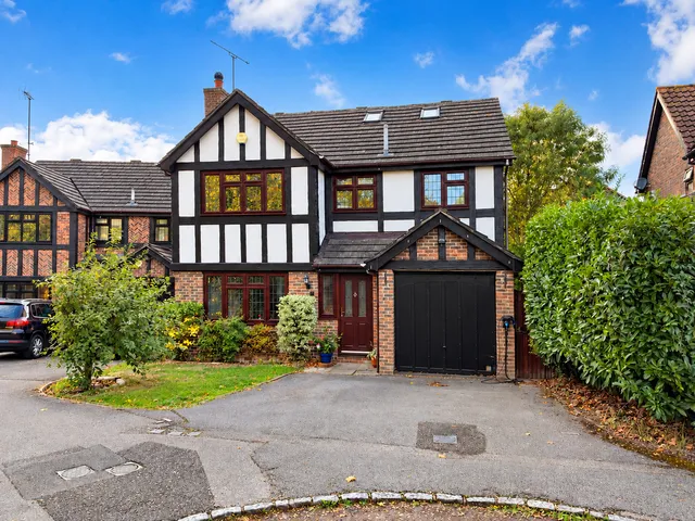 11 Hilmanton, Reading RG6 4HN