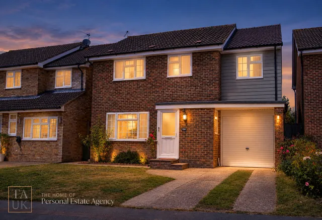 104 Hormare Crescent, Pulborough RH20 4QR