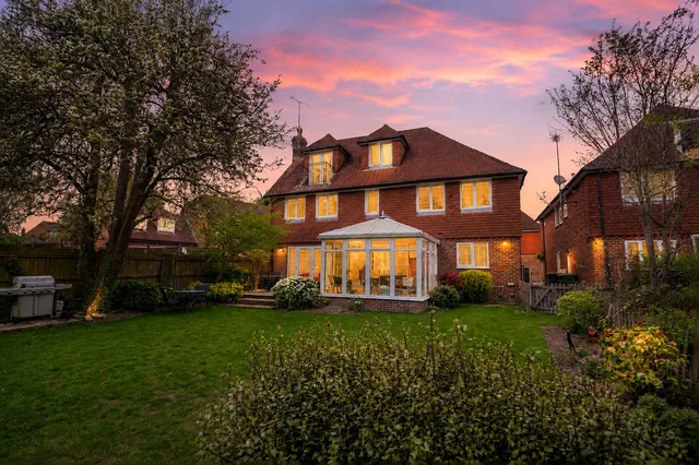 142D Three Bridges Road, Crawley RH10 1JP