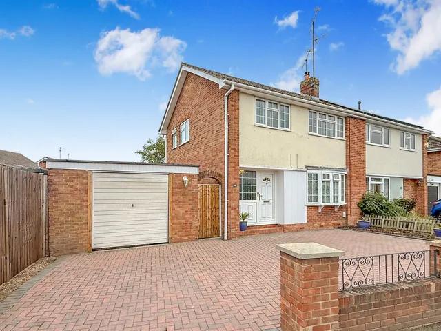 16 Fairwater Drive, Reading RG5 3HH