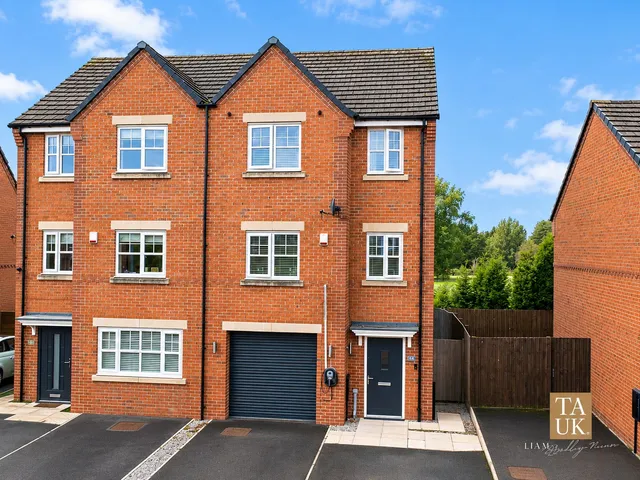 64 Woodhouses Avenue, Manchester M34 5YR