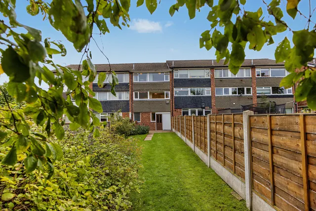 32 Crantock Drive, Stockport SK8 3EZ